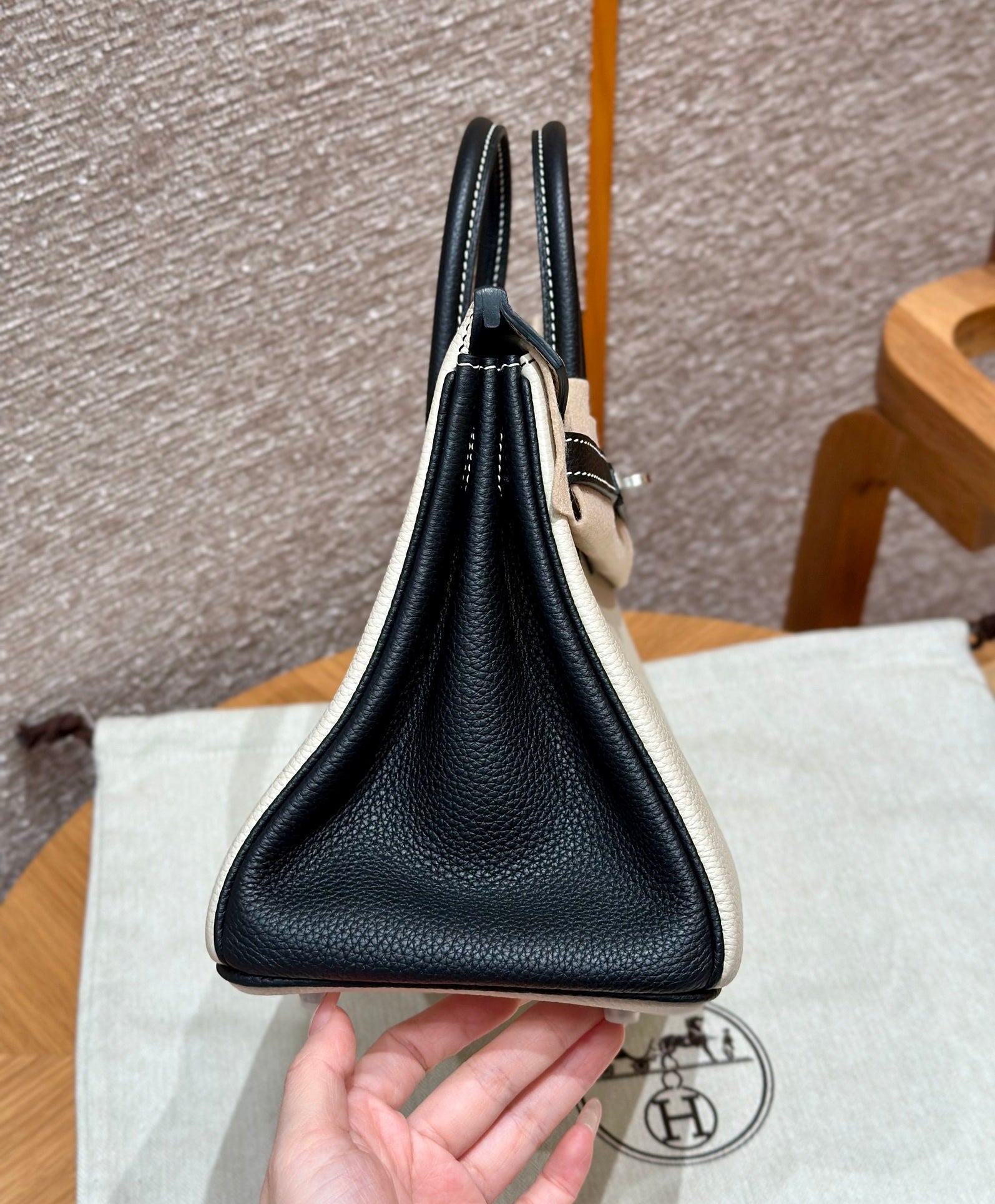 Birkin 25 Craie and Noir Togo Leather Bi-Color Bag