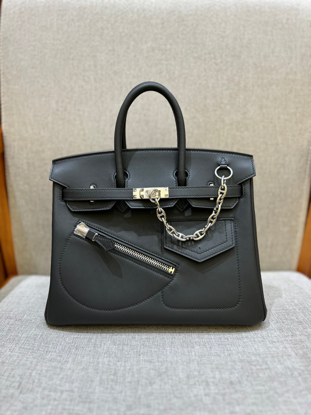 Birkin 25 Rock Black Leather Multi-Pocket Handbag with Chain